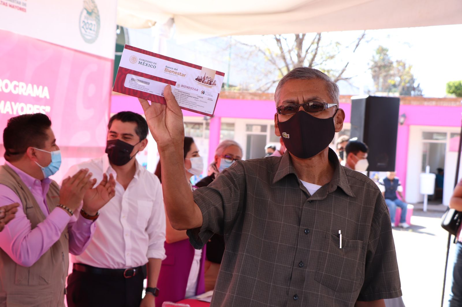 Entrega Toño Ixtláhuac tarjetas de Pensión para el Bienestar de Adultos Mayores