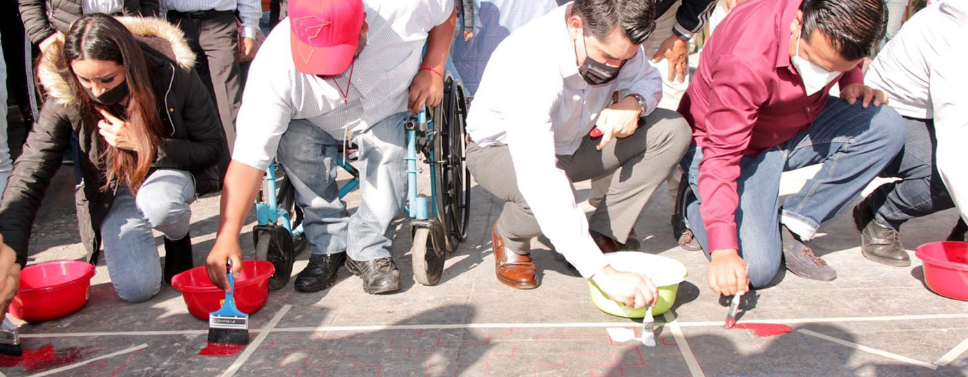 Encabeza Toño Ixtláhuac trabajos de balizamiento en el centro de Zitácuaro 