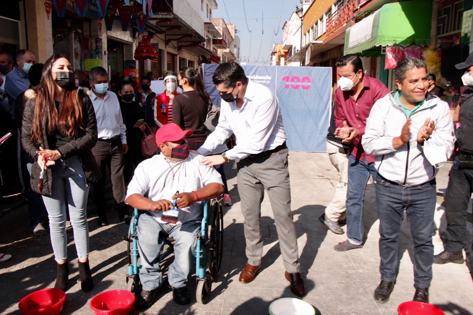 Encabeza Toño Ixtláhuac trabajos de balizamiento en el centro de Zitácuaro 