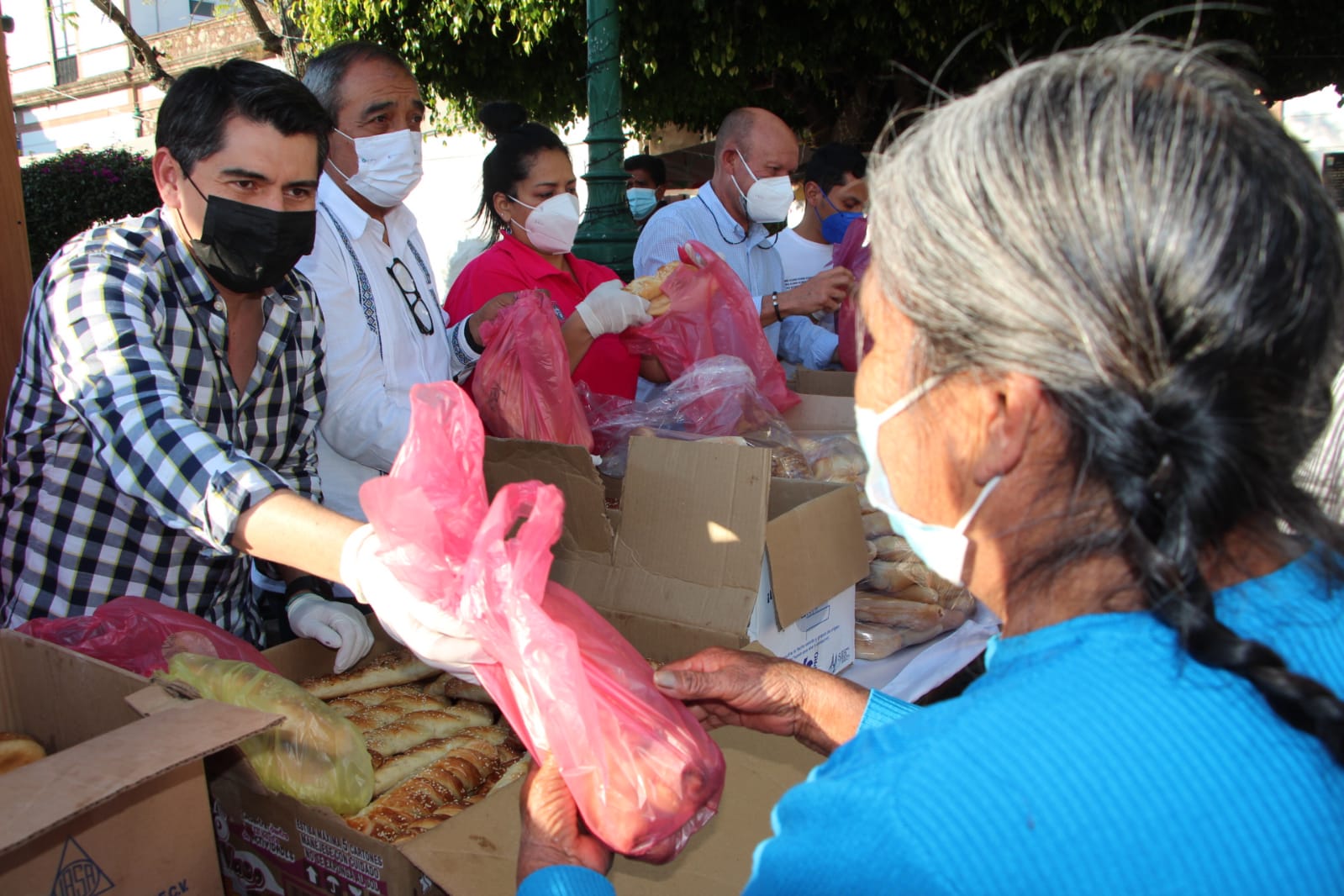 Lleva Toño Ixtlahuac mensaje de navidad a familias Zitacuarenses