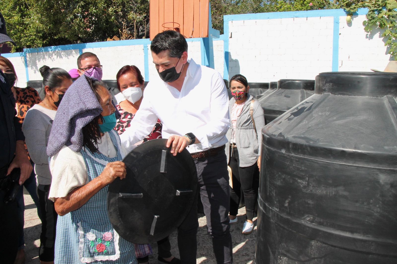 Entrega Toño Ixtlahuac material para vivienda a familias de San Felipe Curungueo