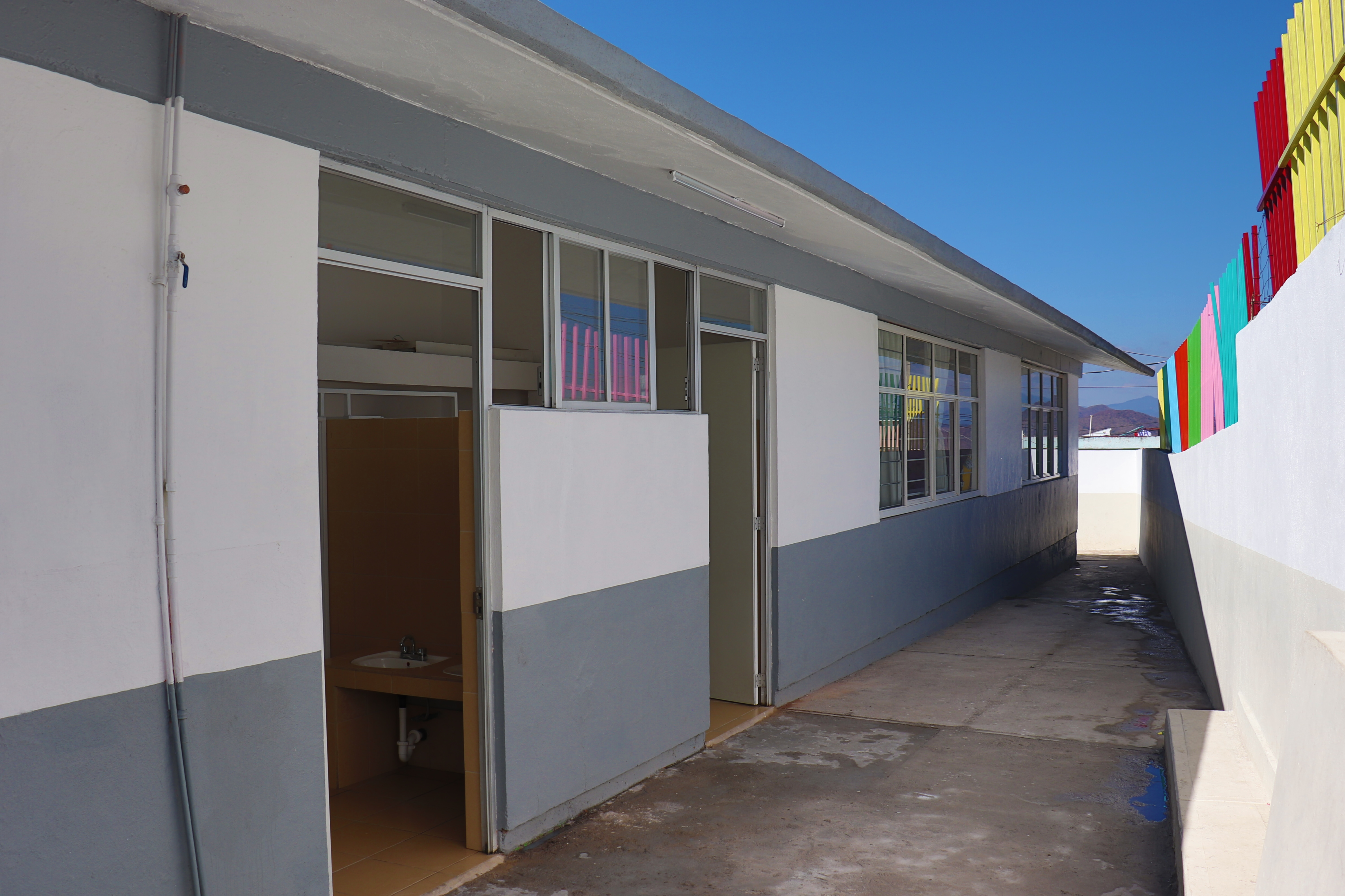 Entrega Toño Ixtláhuac remodelación de aulas, baños y distintas áreas en el preescolar Valle de Quencio.