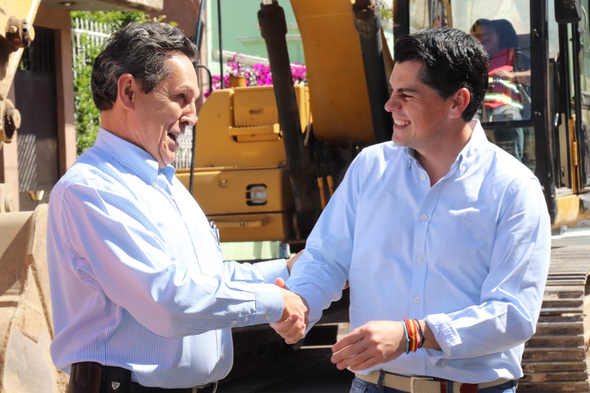 Inicia #GobiernoDeSoluciones trabajos de remodelación de calle en el Fraccionamiento Poetas.