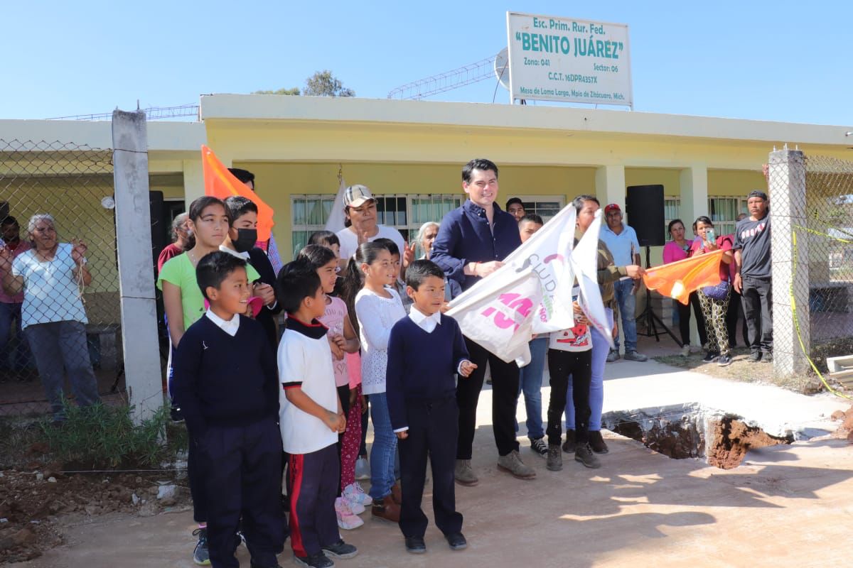 Toño Ixtláhuac pone en marcha construcción de domo en primaria de Loma Larga.