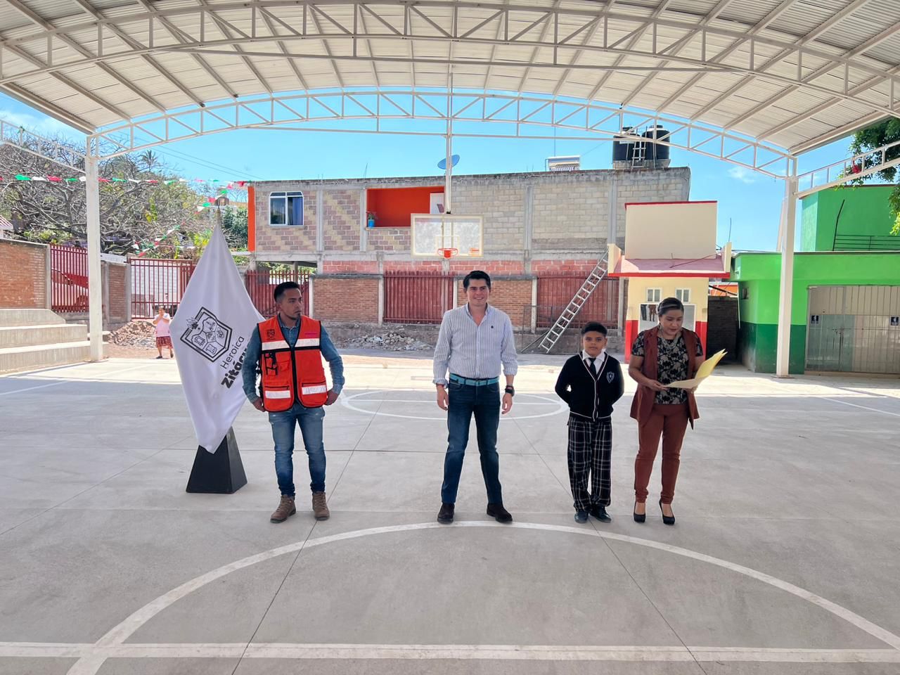 Reconstruye #GobiernoDeSoluciones cancha y sanitarios en escuela de Las Majadas.