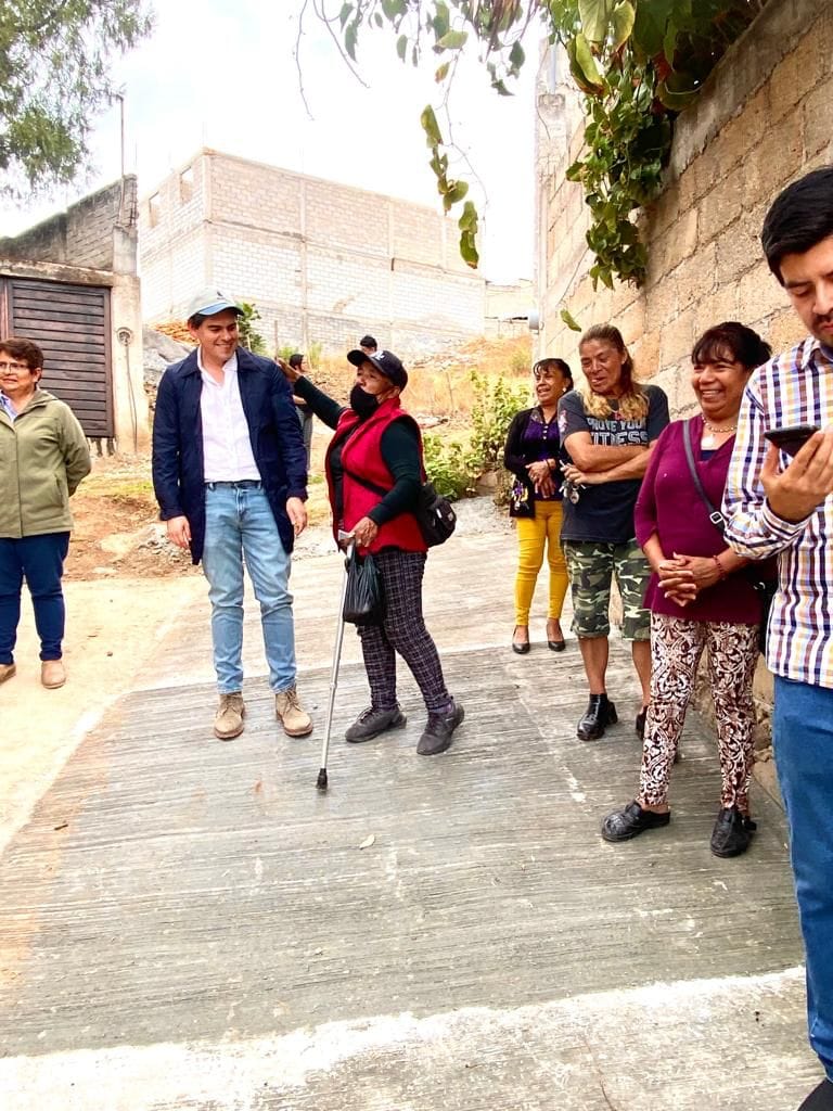 La tenencia de San Juan Zitácuaro, es una de las localidades que más ocupa de nuestro respaldo, por ello aquí, supervisamos el avance de pavimentación de la calle El Sabino, correspondiente al programa 