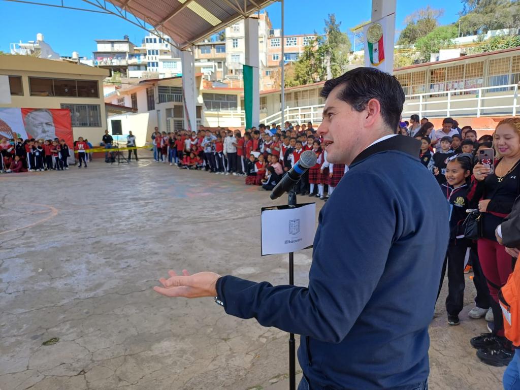 El alcalde Toño Ixtláhuac puso en marcha la construcción de un domo en la primaria Francisco I. Madero.