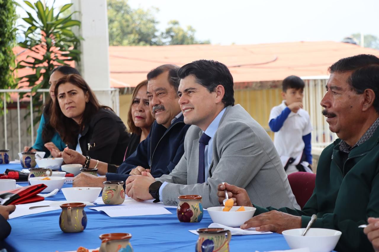 Reitera Toño Ixtláhuac compromiso con la educación en escuela primaria 