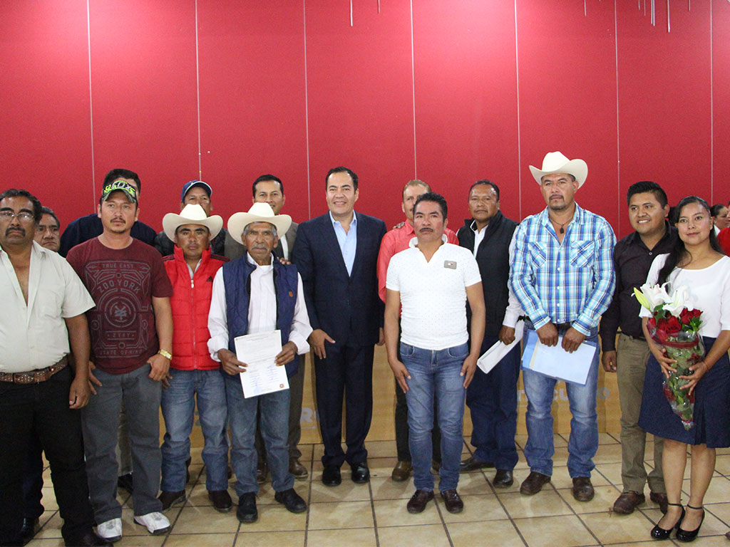 Se llevó a cabo la entrega de constancias por parte del presidente municipal Carlos Herrera Tello, a los ganadores como jefes de tenencia. 