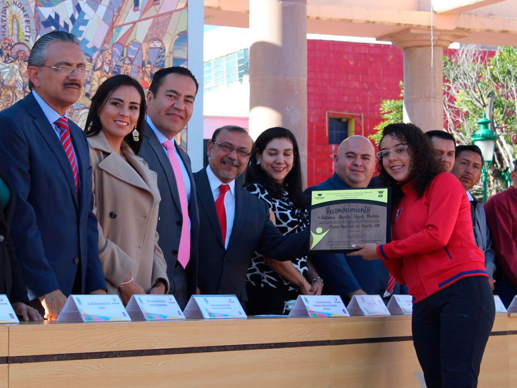 El presidente municipal, Carlos Herrera entregó el Premio Municipal del Deporte 2018 a los deportistas zitacuarenses más destacados del año, en el marco de las actividades conmemorativas del CVIII Aniversario del Inicio de la Revoluci